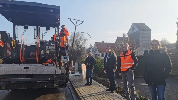 Liegt in den letzten Z&uuml;gen: die Gro&szlig;baustelle an der Ortsdurchfahrt Hohenhauser Stra&szlig;e. Nach Asphaltierung im Bereich Sch&uuml;renbreder Weg kann die Stra&szlig;e noch im Dezember freigegeben werden. Vom Baufortschritt machen sich (von links) B&uuml;rgermeister Mario Hecker, MDL J&uuml;rgen Berghahn, Stefan Pohl (Gemeinde Kalletal) und Bauamtsleiterin Ewa Hermann ein Bild. - &copy; Sylvia Frevert