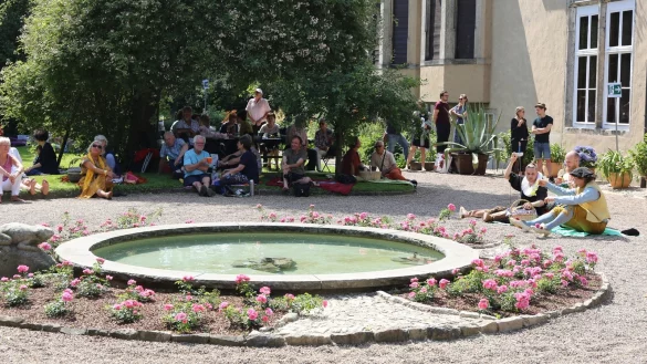 Die G&auml;rten am Residenzschloss standen den Picknickg&auml;sten zur Verf&uuml;gung. Sie machten es es sich in der Sonne oder im Schatten bequem, um unter freiem  Himmel Kulinarisches zu genie&szlig;en sowie Musik und Schauspiel zu erleben. - &copy; Alina Hetland