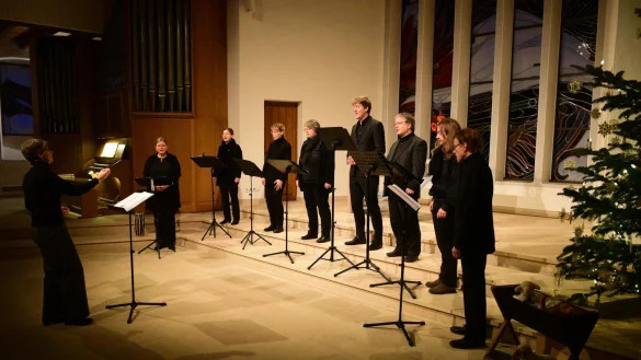 Das Detmolder Vokalensemble beeindruckt die Zuhörer in der evangelisch-reformierten Kirche Hiddesen mit weihnachtlichen Klängen. - © Nicole Ellerbrake