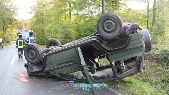 Zwei Soldaten haben sich mit einem Gel&auml;ndewagen &uuml;berschlagen. - &copy; Cordula Gr&ouml;ne