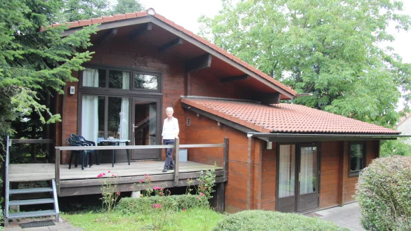 Urig: eines der Blockhäuser von Dorothea Wehmeier. - © Wolfgang Becker