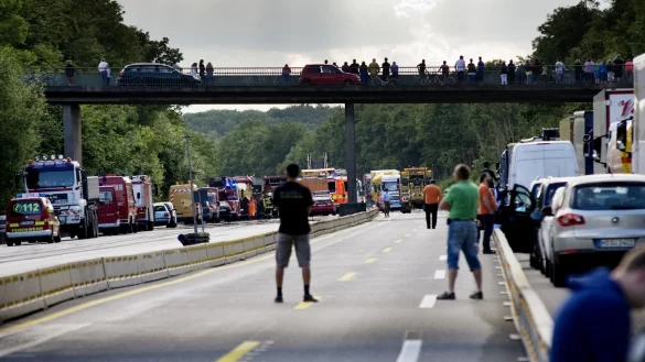 Gaffer auf Autobahn und Br&uuml;cke: Neugierige beobachten Bergungsarbeiten nach einem Unfall auf der A&thinsp;30. - &copy; Gerald Dunkel
