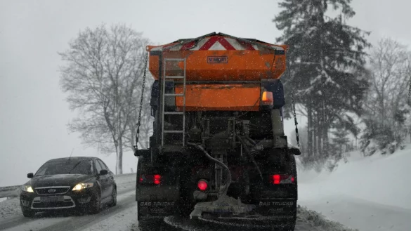 Streufahrzeuge sind auch ohne viel Schnee im Einsatz. Mit Streusalz wird der Stra&szlig;engl&auml;tte vorgebeugt. - &copy; Symbolbild: Pixabay