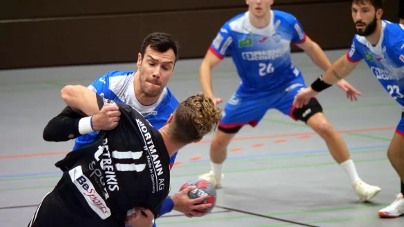 Isaias Guardiola, Lukas Zerbe und Tim Suton (von links) werden ihre Form noch einmal gegen Benas Petreikis und den TuS N-L&uuml;bbecke testen. Foto: J&ouml;rg Hagemann - &copy; J&ouml;rg Hagemann