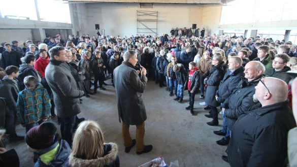 Schule im Umbau: Beim Richtfest der entkernten Aula im Dezember 2019 - und damit lange vor den Corona-Beschr&auml;nkungen - spricht Schulleiter Dr. Eike Stiller zu Sch&uuml;lern, Lehrern, Architekten, Bauarbeitern sowie Vertretern von Rat und Verwaltung. - &copy; Jens Rademacher