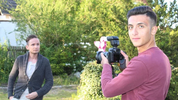 Gastsch&uuml;ler Josto Petrucci (rechts) steht gerne hinter der Kamera, der "Party-Prinz" Chris Kappelmann als Model davor.&nbsp; - &copy; Sandra Castrup