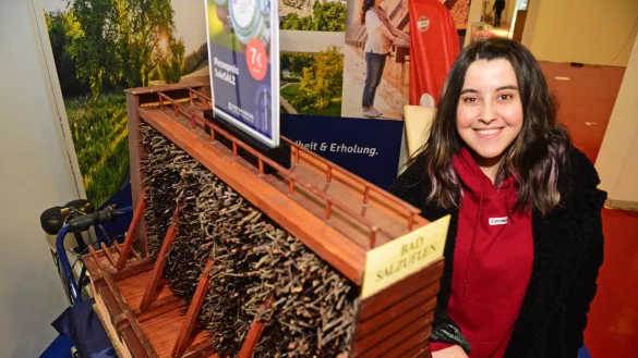 Projektleiterin Sofia Martinez freut sich, dass die Stadt Bad Salzuflen mit ihrer Tourismus-Abteilung in Kooperation mit dem Staatsbad erstmals auf der Messe vertreten ist und ein Gradierwerk in Miniaturformat dabei hat - © Nicole Ellerbrake