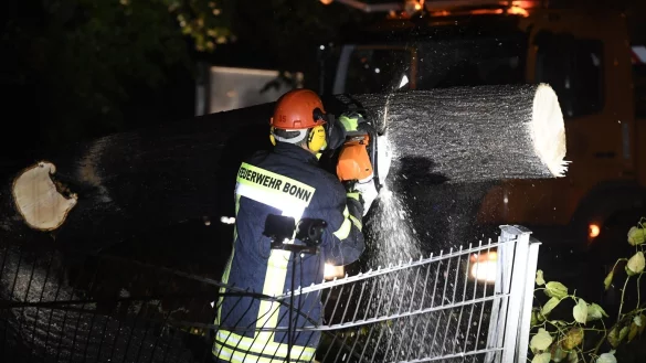 In Bonn z&auml;hlte die Feuerwehr mehrere Hundert Eins&auml;tze. - &copy; Roberto Pfeil/dpa