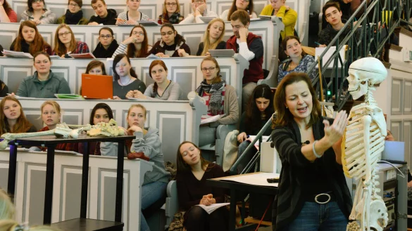 Mit Bestnote: Der Weg in den Medizin-H&ouml;rsaal f&uuml;hrt meist &uuml;ber den NC. - &copy; dpa