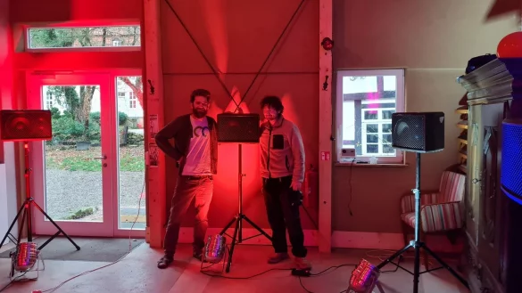 Kunst trifft auf ländlichen Raum: Peter Kornatz und Felix Bes wollen in der Reelkirchener Kirche quasi ein achteckiges Klangerlebnis bieten. - © Marianne Schwarzer