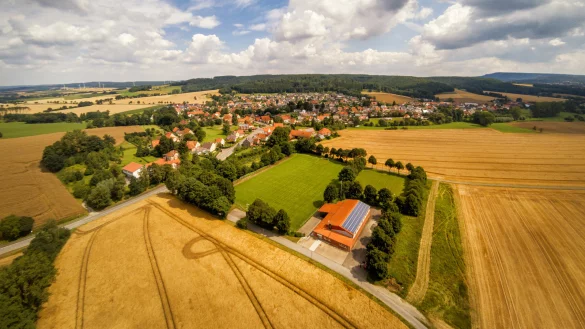 Noch ist alles Naturrasen: Die Luftaufnahme von gestern Vormittag zeigt den Sportplatz in Istrup. Wenn alles optimal läuft, könnte an dieser Stelle schon 2018 mit dem Bau eines Kunstrasenplatzes begonnen werden. - © Torben Gocke