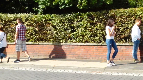 Subtile K&auml;nge aus der Hecke: Das Bild zeigt Zuh&ouml;rer bei einer zur&uuml;ckliegenden Klanginstallation der Cooperativa Neue Musik Bielefeld. - &copy; Privat