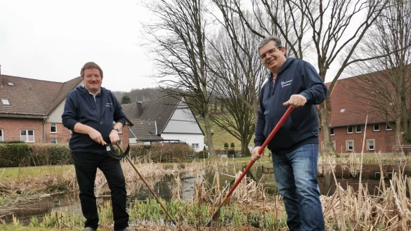 Wollen den Mittleren Teich in Sonneborn vom Tannenwedel-Wildwuchs befreien: Matthias M&uuml;ller (links) und Meik Hausmann vom Heimatverein Sonneborn starten mit der Dorfgemeinschaft zusammen eine Teichrenovierung. - &copy; Sylvia Frevert