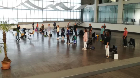 Der Detmolder Meisterchor "nota bene" ließ sich von den Coronaauflagen nicht abschrecken und war für seine Probenabende mit Mindestabstand in den Hangar 21 umgezogen. 260 VEranstaltungen gibt es Jahr für Jahr im Hangar. - © Chor nota bene