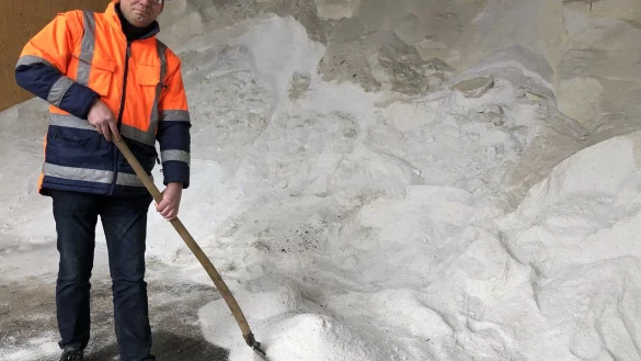 Christian Sollgan vom st&auml;dtischen Bauhof an der Herforder Stra&szlig;e checkt die Salzvorr&auml;te. Bislang war der Winter entspannt, wie der kaum kleiner gewordene 300-Tonnen-Berg verr&auml;t.&nbsp; - &copy; Till Brand