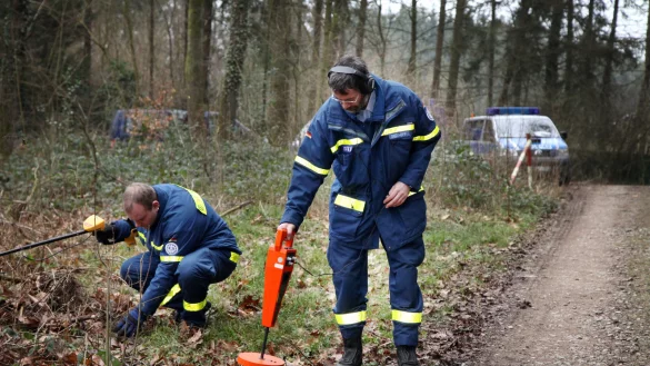 THW-Mitarbeiter suchen in einem Pivitsheider Waldst&uuml;ck im Januar 2015 mit Metalldetektoren nach der Kugel, die einen Jogger am Oberschenkel verletzt hat. - &copy; Archivfoto: Bernhard Preu&szlig;