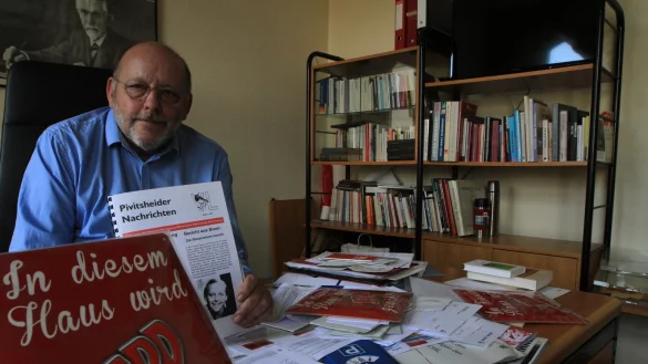 Muss viel aufr&auml;umen: Rainer Brinkmann in seinem Detmolder B&uuml;ro. Unter den Fundst&uuml;cken eine Ausgabe der "Pivitsheider Nachrichten". MdB Brinkmann verspricht im Bericht aus Bonn: "Die Steuerreform kommt." - &copy; Martin Hostert