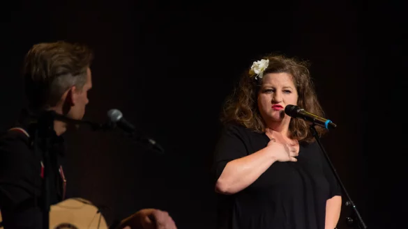 Gitarrist Kim Efert (von links) und Kabarettistin Anna Mateur bei ihrem Auftritt in der Stadthalle. - &copy; Raphael Bartling