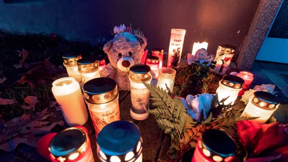 Am Eingang des Mehrfamilienhauses brennen Kerzen. - &copy; Torben Gocke