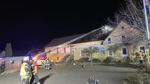 In Retzen steht in der Nacht zu Montag eine Halle in Flammen. - © Freitag TV