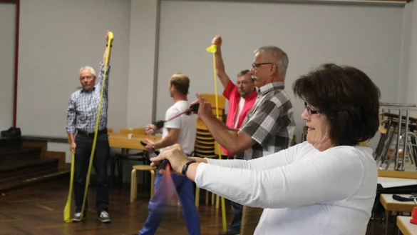 &Uuml;bungen mit Ger&auml;ten: Elke Will (vorne) sch&uuml;ttelt einen elastischen Stab. Damit sollen ihre R&uuml;ckenmuskeln gest&auml;rkt werden. 
- &copy; Thomas Dohna