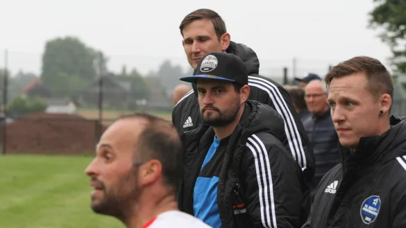 Trainer von SG BenHoh II: Christoph G&uuml;se (mit M&uuml;tze). - &copy; Sebastian Lucas(LZ)