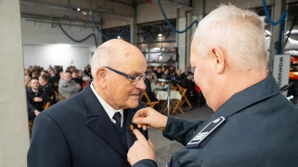 Der Sprecher der Ehrenabteilung, Jörg Kleemann (rechts), heftet Wilfried Aßmann das Abzeichen für 70-jährige Mitgliedschaft bei der Feuerwehr ans Revers. - © Leon Stock/Feuerwehr Bad Salzuflen