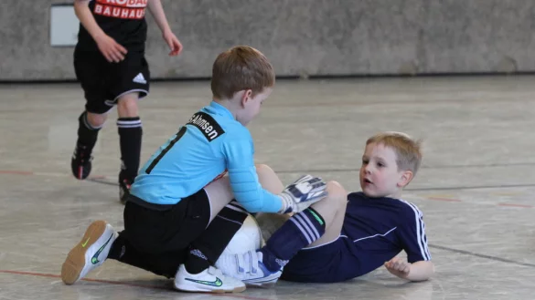 Der Ball ist verdeckt: Ahmsens Torwart Damian Witt und Philipp Wietbrauk vom TuS Grastrup-Retzen. - © Sebastian Lucas
