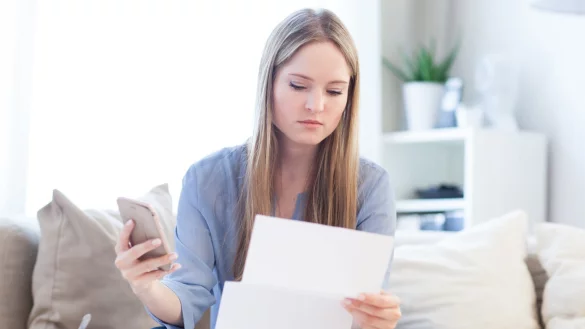 Mobilfunkvertrag pr&uuml;fen - &copy; Foto: Christin Klose/dpa-tmn