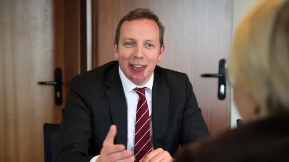 Dr. Johannes H&uuml;tte stammt aus Paderborn und hat dort studiert. Von 2009 bis zum Jahr 2012 war er Gesch&auml;ftsf&uuml;hrer des Malteser-Konzernverbundes in K&ouml;ln, ehe er zu den &bdquo;pro homine"-Krankenh&auml;usern und Senioreneinrichtungen wechselte. Seit Herbst 2016 ist er Gesch&auml;ftsf&uuml;hrer der Klinikum Lippe GmbH. - &copy; Bernhard Preu&szlig;