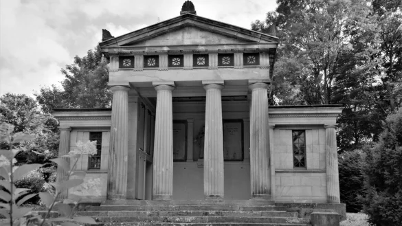 Wie eine griechische Tempelanlage zeigt sich das gro&szlig;e Geb&auml;ude des Mausoleums der Familie Tenge. Das verschlossene Bauwerk und der Friedhof, der es umgibt, liegen sicher eingez&auml;unt im Wald. An Tagen des offenen Denkmals k&ouml;nnen Besucher gelegentlich einen Blick hineinwerfen. - &copy; Repro: Horst Biere