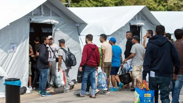 Neues Zeltlager: In Schlo&szlig; Holte-Stukenbrock soll ein neues Zeltlager 
f&uuml;r Fl&uuml;chtlinge entstehen. Dabei soll es sich nicht wie auf dem Foto um 
ein tempor&auml;res Zeltlager handeln, denn das Land NRW setzt auf Hallen 
oder winterfeste &bdquo;Zelthallen&ldquo;, die beheizt und klimatisiert sind sowie 
einenfesten Boden haben. - &copy; picture alliance / dpa