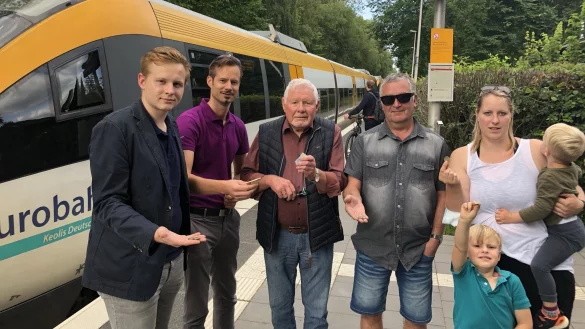 Symbolisch z&uuml;cken (von links) Janik Wiemann, Steffen Buttler, G&uuml;nter Wiemann, Thomas Burkert und Vanessa Lessow mit Jonte und Bjarne (stehend) ihr Kleingeld. Als H&ouml;rstmaraner haben sie nichts von den Gratis-Fahrten des Stadtbusses. Denn die Eurobahn, die gerade im Hintergrund stoppt, h&auml;lt sich aus der Werbeaktion raus - &copy; Till Brand