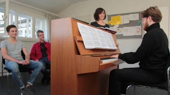 Ruben Michael, Sebastian Flaig schauen Paula Rohde, Telmo Mazurek bei der Proben zu. - © Carolin Brokmann