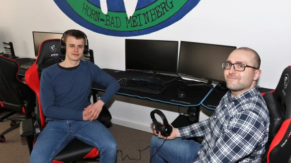 Jan Lippemeier (links) und Christian Klute nehmen schon mal im neuen Stuhl und vor den neuen PC Platz. - &copy; Oliver K&ouml;nig