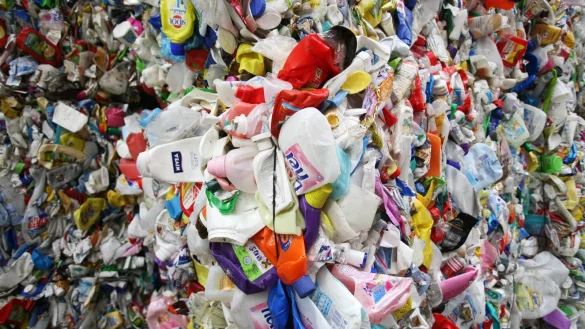 Beachtliche Müllberge: Ein Besuch bei der Abfall-Sortieranlage der Firma Tönsmeier zeigt, dass wir zusammen sehr viel Verpackungsmüll  produzieren. - © Archivfoto: Bernhard Preuss