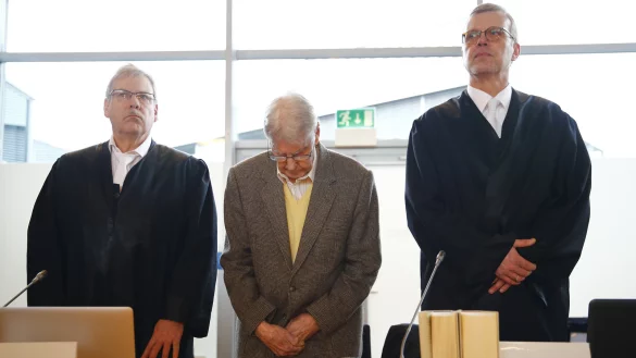 Reinhold Hanning, 94, und seine Anwälte Andreas Scharmer und Johannes Salmen. - © dpa