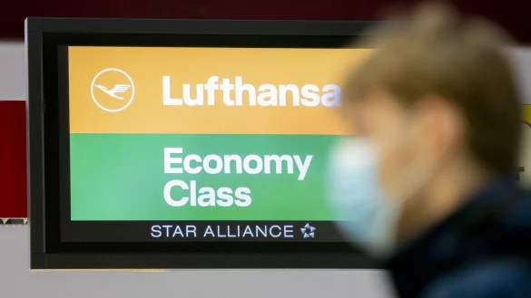 Maskenpflicht bei Lufthansa - &copy; Foto: Christoph Soeder/dpa