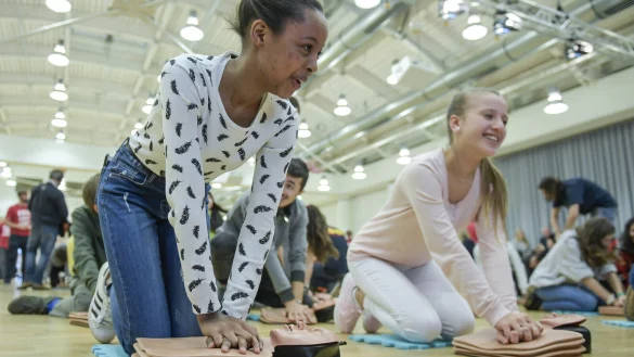 In NRW werden künftig alle Schüler ab der siebten Klasse in Reanimationskursen geschult. - © picture alliance/dpa