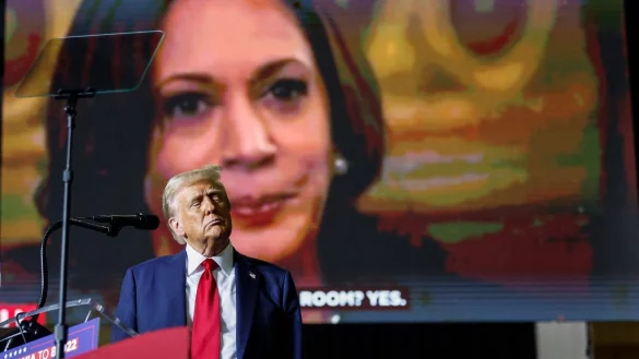 Der ehemalige Pr&auml;sident Donald Trump spricht zu seinen Anh&auml;ngern, w&auml;hrend er ein Video &uuml;ber die Vizepr&auml;sidentin Kamala Harris abspielt. - &copy; Steven M. Falk/The Philadelphia Inquirer/AP