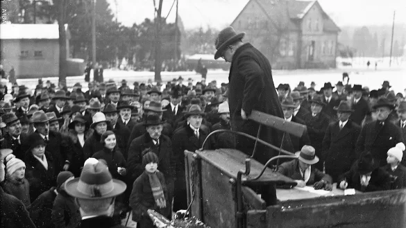 Wahlkampf 1933: Auf dem Oerlinghauser Marktplatz versammeln sich die Bürger vor den letzten freien Wahlen um einen SPD-Redner. Doch Ende Januar 1933 siegten in Deutschland die Nationalsozialisten.  - © Repro: Horst Biere/Quelle: Arch. Freilichtmuseum