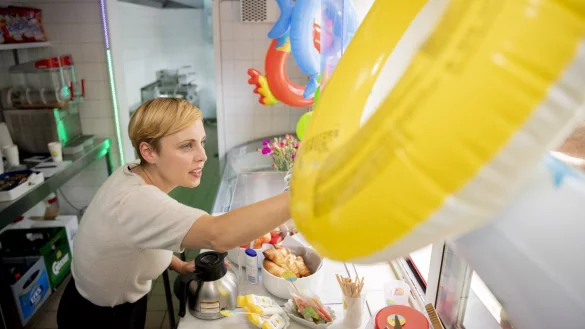 Pommes-Hei&szlig;hunger im Freibad - &copy; Foto: Christoph Soeder/dpa