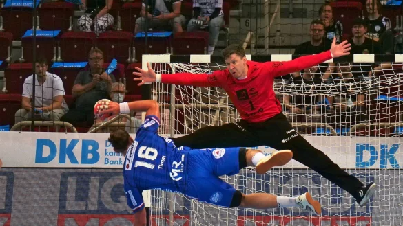 Tolle Flugeinlagen: Lemgos Kreisl&auml;ufer Marcel Timm dreht den Ball an THW-Torh&uuml;ter Niklas Landin vorbei. - &copy; J&ouml;rg Hagemann