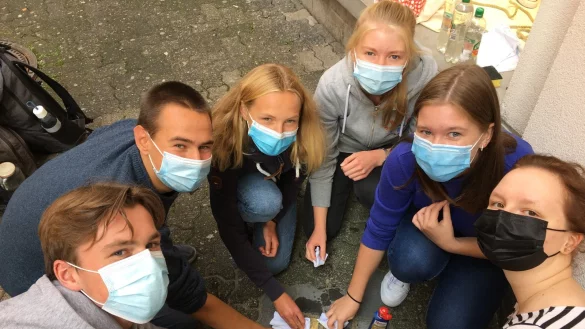 Das Stadtgymnasium hat die &bdquo;Patenschaft&ldquo; f&uuml;r die Stolpersteine &uuml;bernommen und hat sich dazu bereit erkl&auml;rt, die Stolpersteine in regelm&auml;&szlig;igen Abst&auml;nden zu polieren. - &copy; Stadtgymnasium Detmold