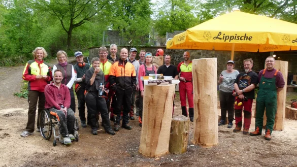 Künstler mit dem Werkstoff Holz: Verbandsvorsteherin Anke Peithmann (links) besucht einen Carving-Kursus. - © Lippische Kulturagentur