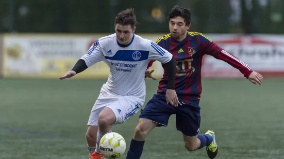 Spannende Zweikämpfe: Marco Seifert von der SG Hiddesen-Heidenoldendorf liefert sich mit Furkan Altay (rechts) ein packendes Duell. - © Egon Penner