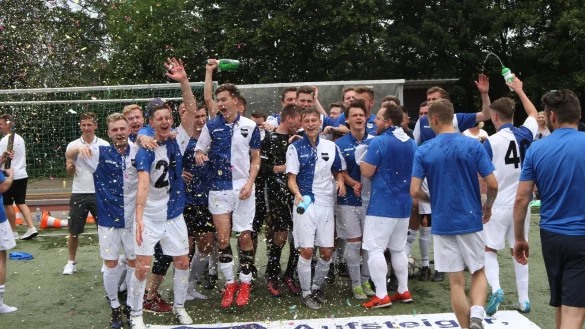 Geschafft: Nach einem 3:1 &uuml;ber Verfolger TuS L&uuml;gde ist der SV Jerxen-O. nunmehr in die Bezirksliga aufgestiegen. Die Mannschaft feierte den Erfolg mit viel Freude und so manche Sektdusche ging auf Meistertrainer Bastian M&ouml;ller nieder. - &copy; Dietmar Welle
