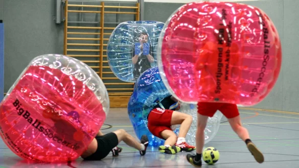 Sport mit &uuml;bergro&szlig;em Mundschutz: Der Kreissportbund Lippe hat Bubble Balls, sie eignen sich f&uuml;r Spiele. - &copy; J&ouml;rg Hagemann