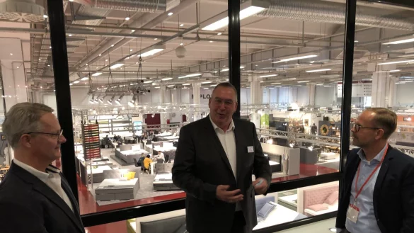 Gute Laune auf der M.O.W. (von links): die Messe-Gesch&auml;ftsf&uuml;hrer Andreas Reibchen und Bernd Sch&auml;fermeier im Gespr&auml;ch mit Jan Kurth, Gesch&auml;ftsf&uuml;hrer des Verbandes der Deutschen M&ouml;belindustrie (VDM). - &copy; Thomas Reineke