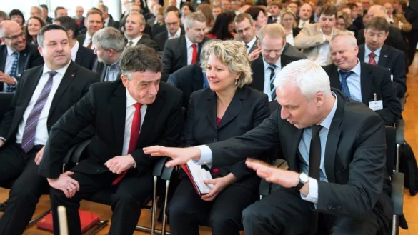 Die Landesminister Garrelt Duin, Svenja Schulze und Michael Groschek (von rechts) haben noch etwas zu kl&auml;ren. Links: Landrat Dr. Axel Lehmann. - &copy; Bernhard Preu&szlig;